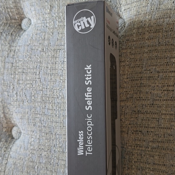 CIRCUIT CITY BRAND BLUETOOTH WIRELESS TELESCOPIC SELFIE STICK - Picture 4 of 7